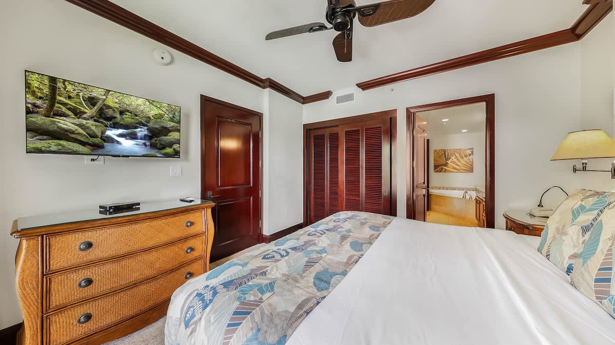 Slip into your personal retreat where a plush bed and coastal décor invite you to unwind. Enjoy your private en-suite and gentle ceiling fan breezes.