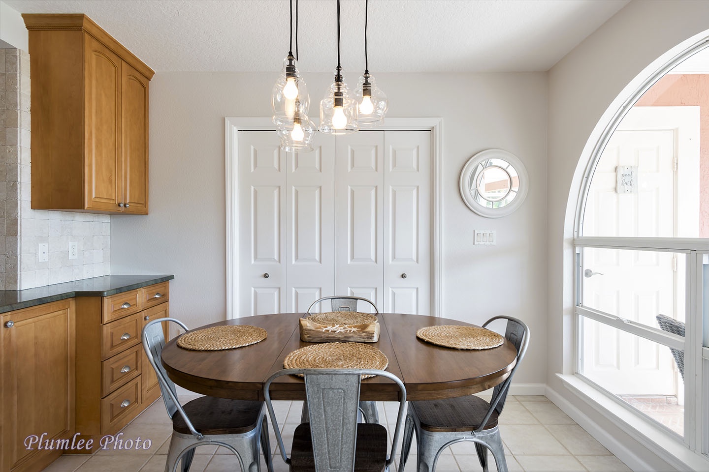 A convenient spot for breakfast in the kitchen dining area.