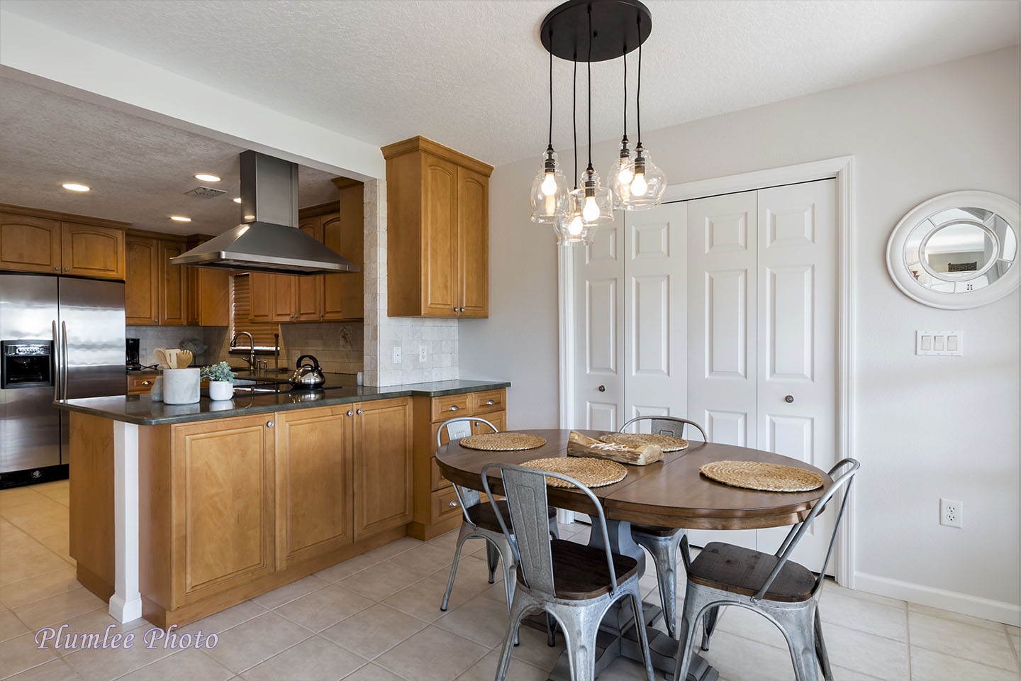 The kitchen dining area.