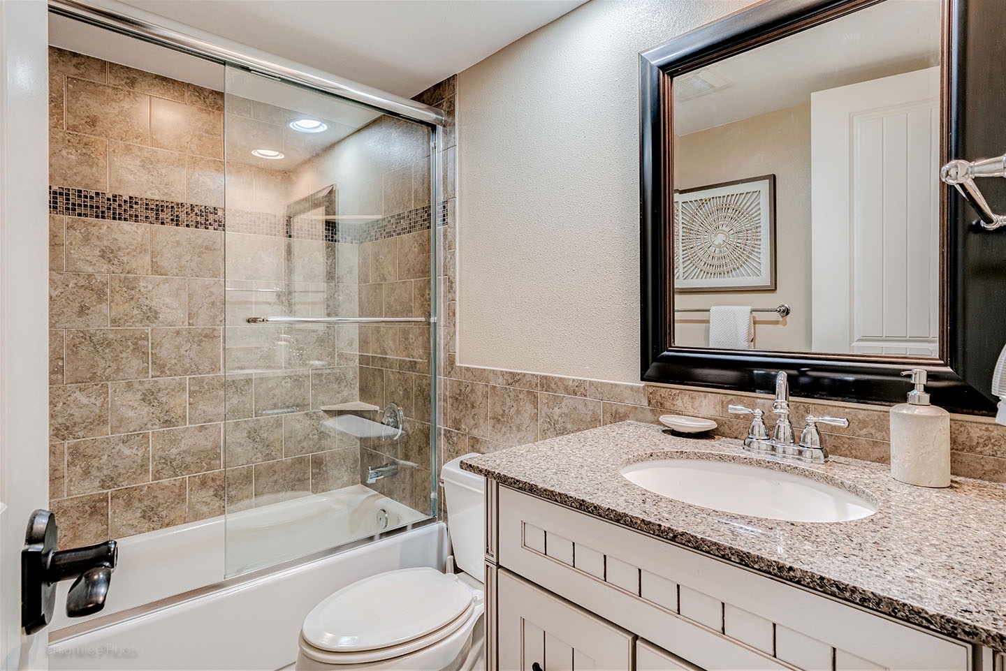 Hallway bathroom with tub/shower