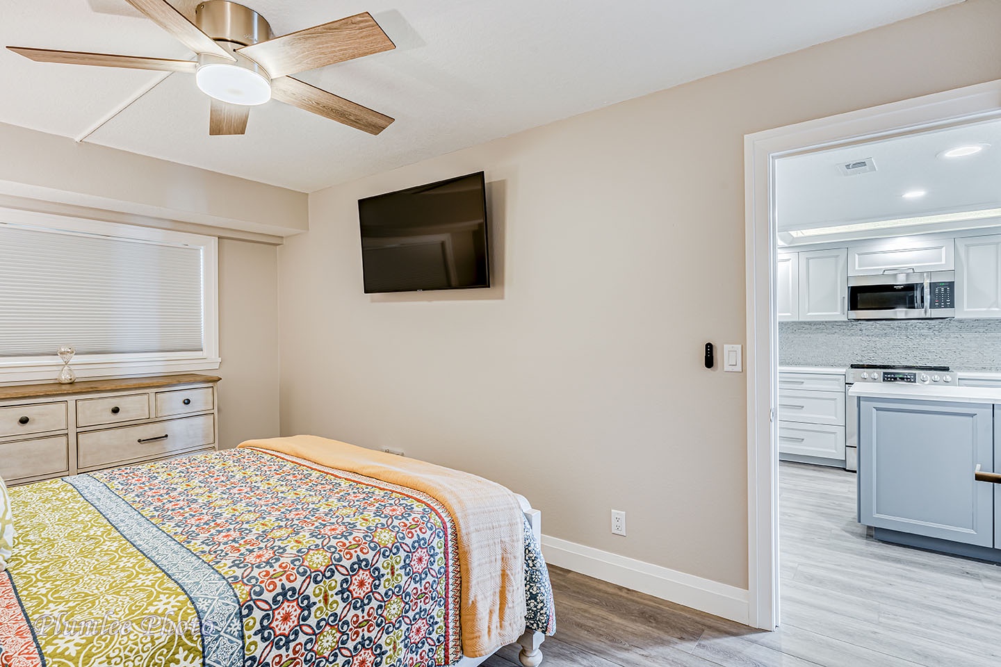 2nd bedroom with a queen bed.