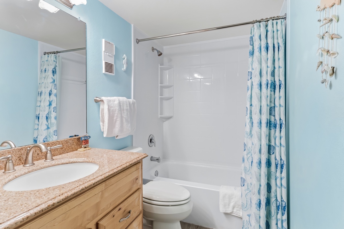 Hallway bathroom with tub/shower