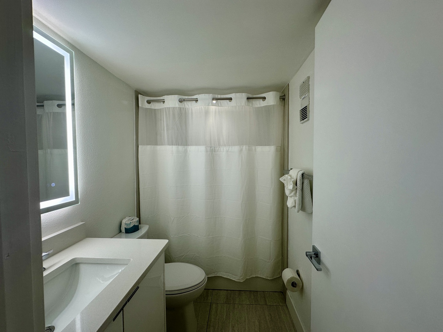 Hallway bathroom with tub/shower