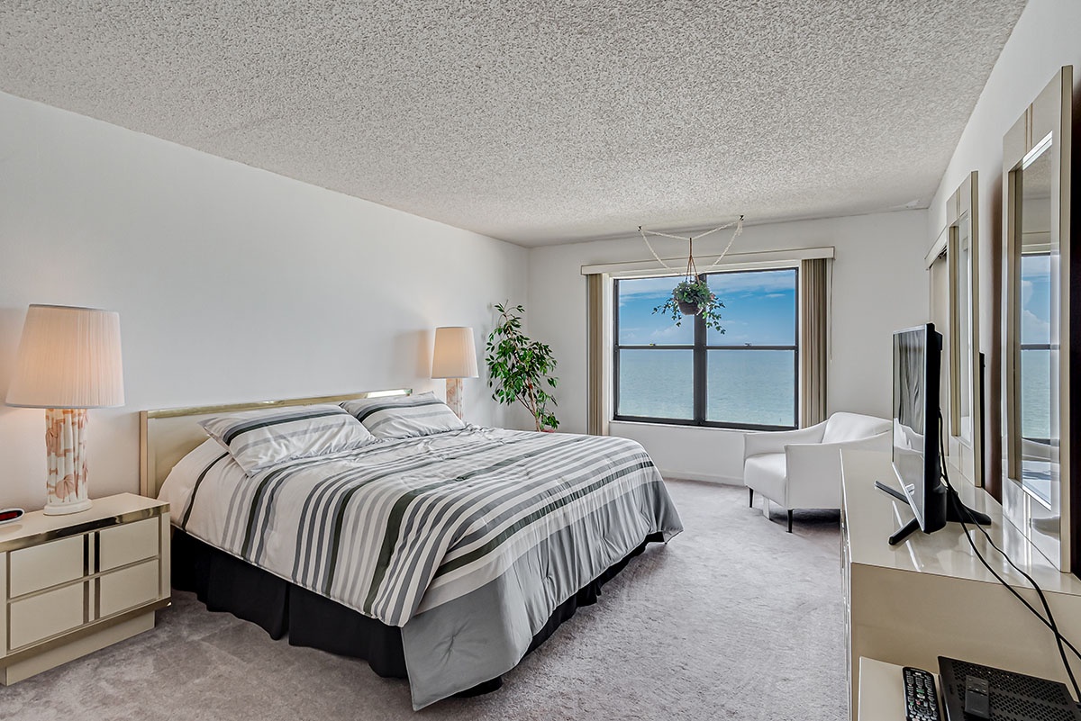 King bedroom Gulf front