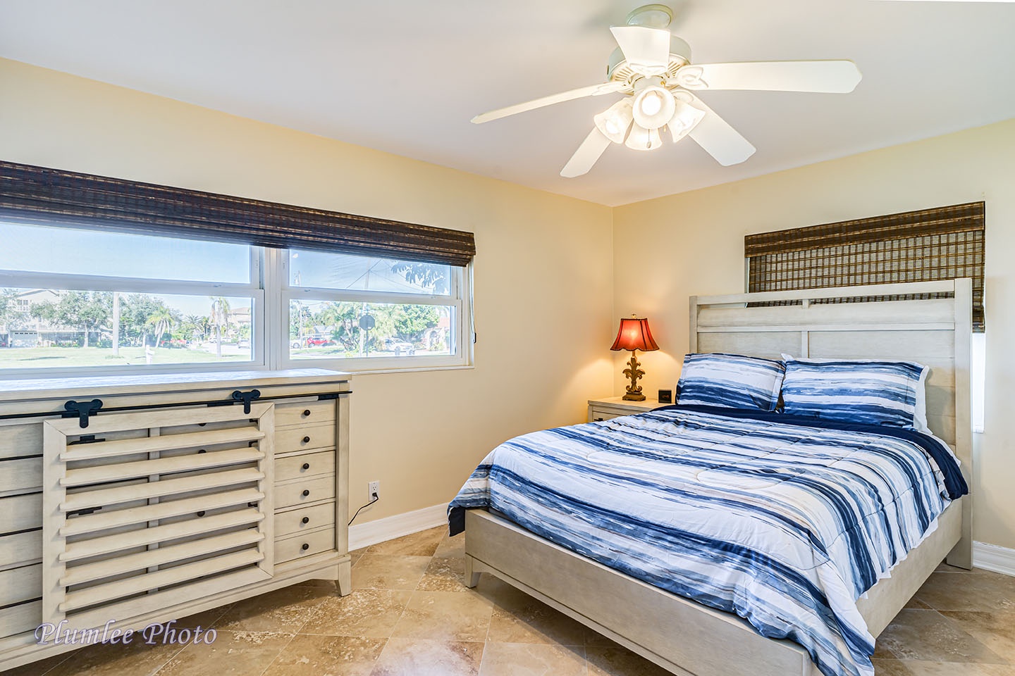 2nd bedroom with Queen bed