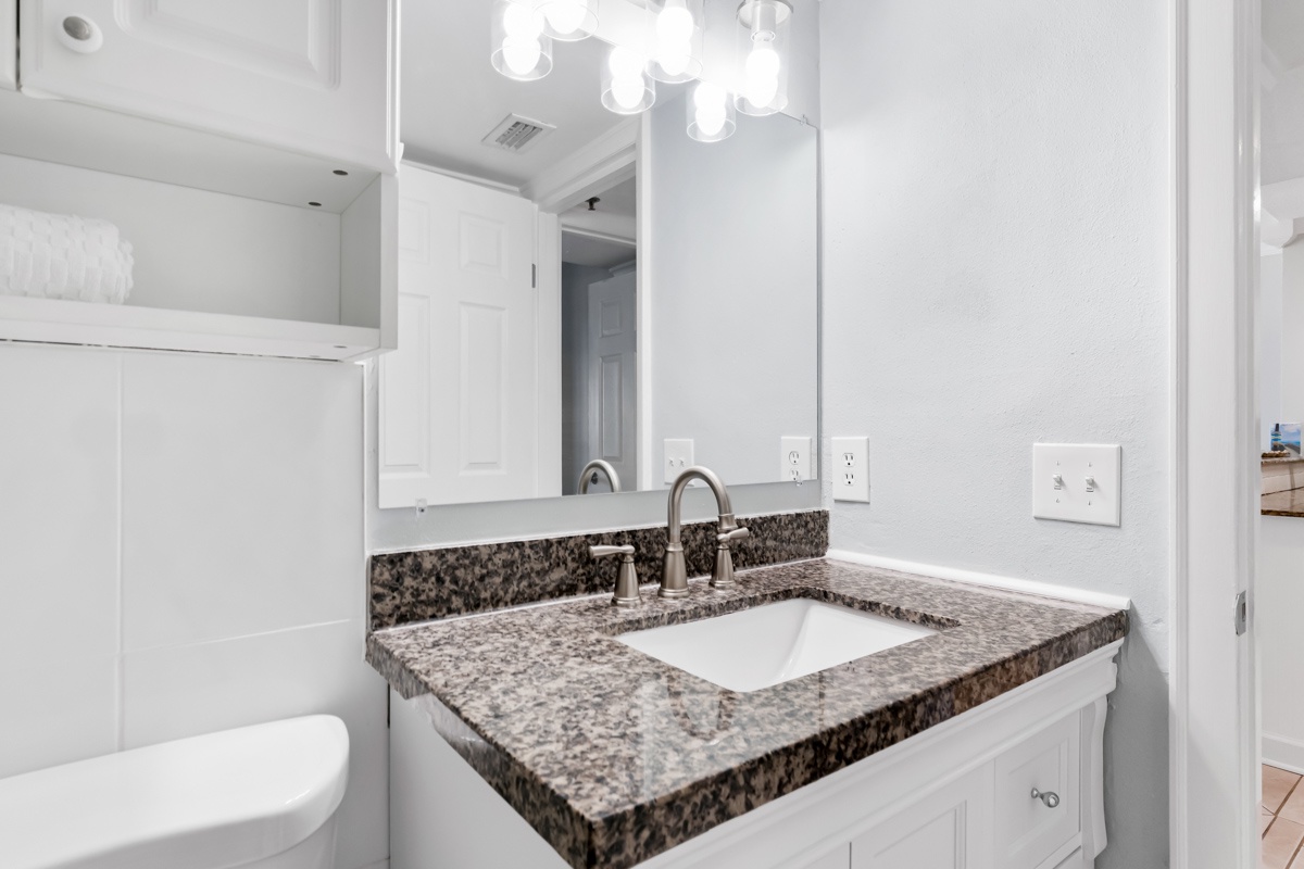 Hallway bathroom with tub/shower