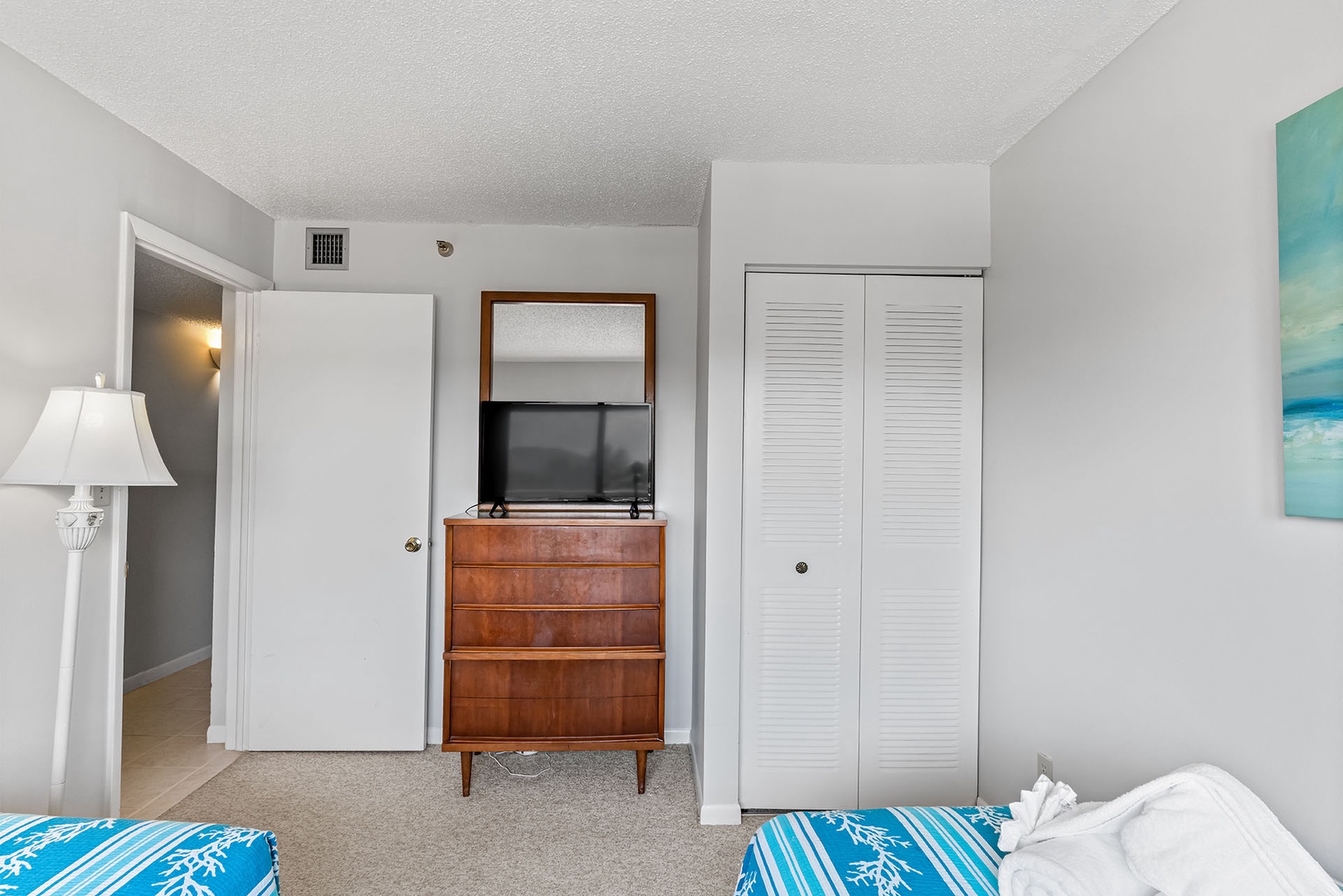 3rd bedroom has TV