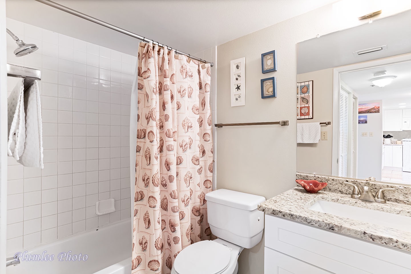 Hallway bathroom with tub/shower