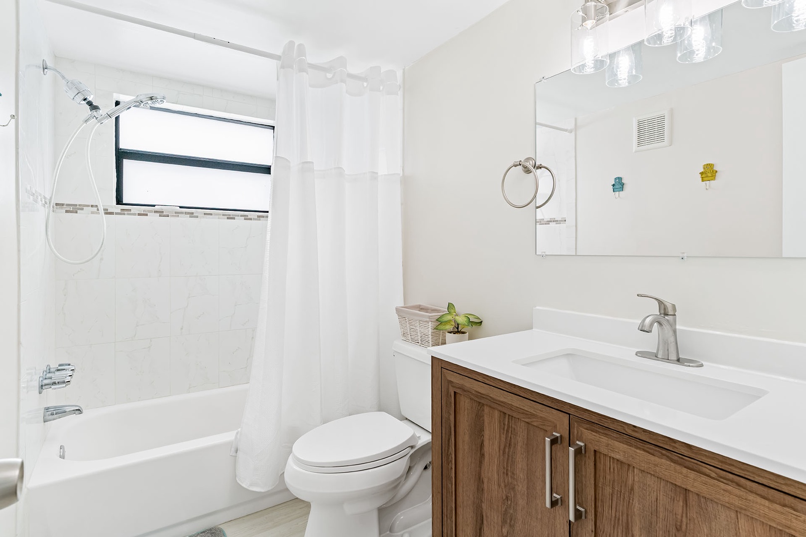 Hallway bath with tub/shower