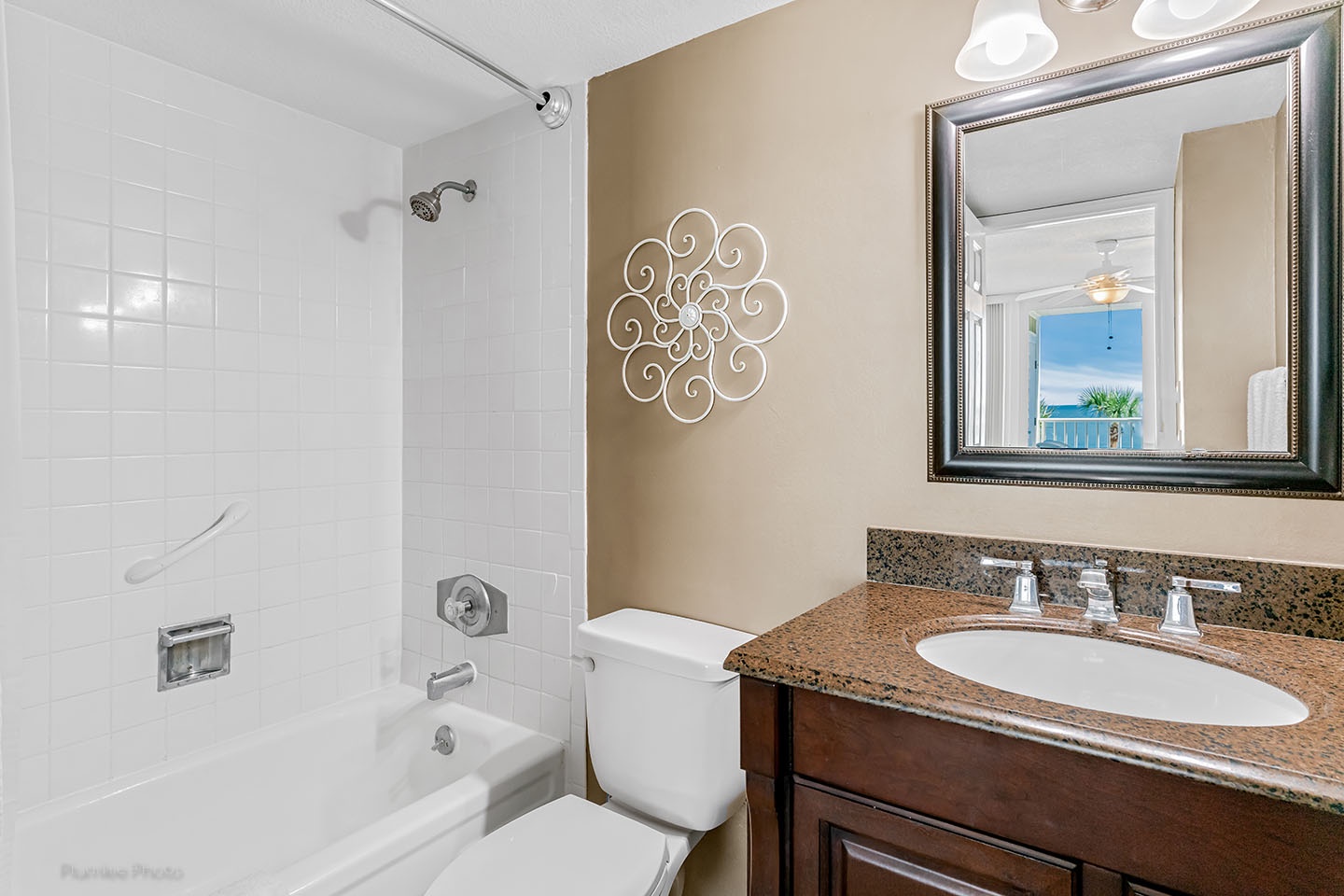 Primary ensuite bathroom with tub/shower