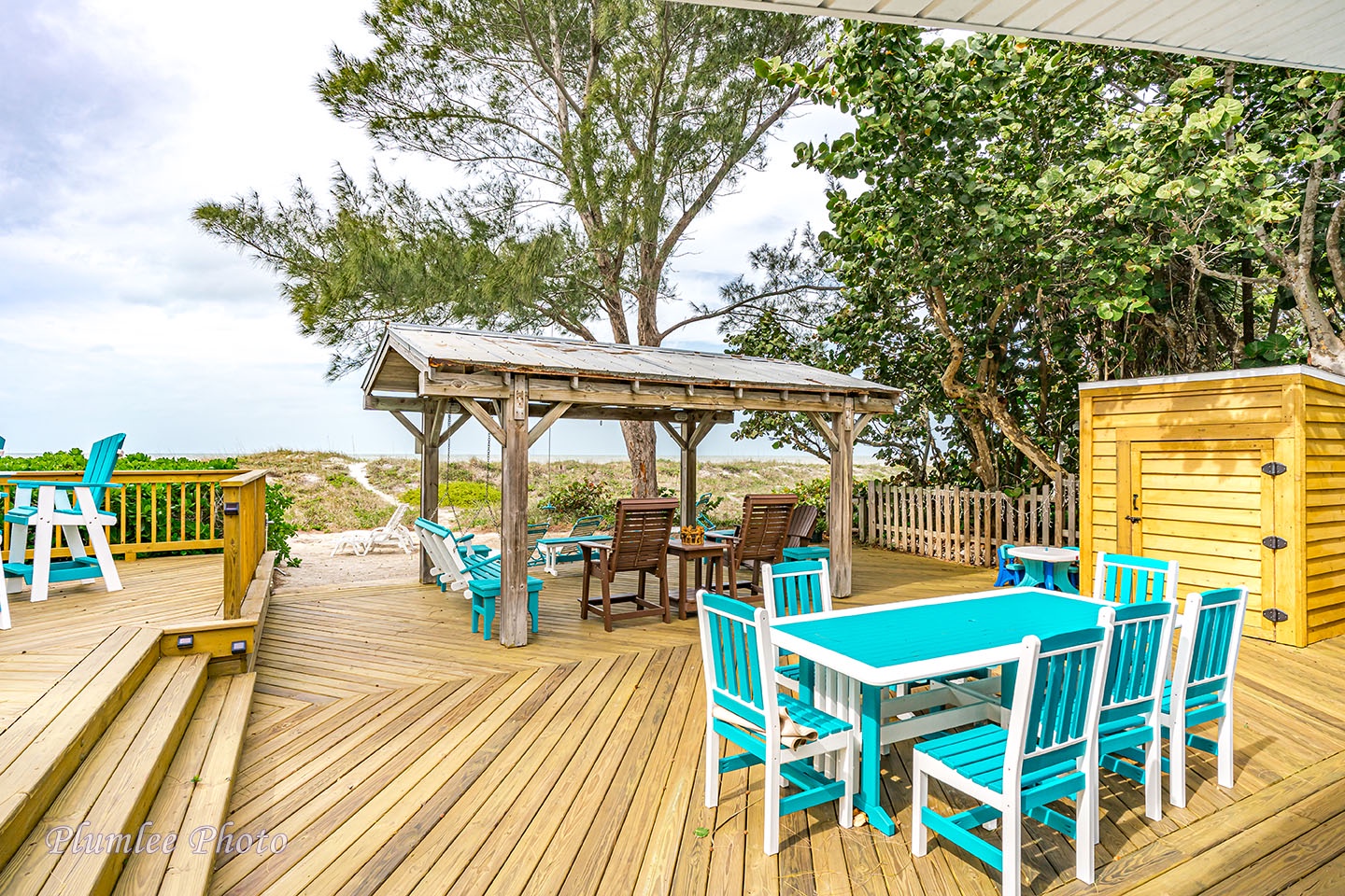 The large, multi-level deck on the beach side of Seahorse Cottage 4.