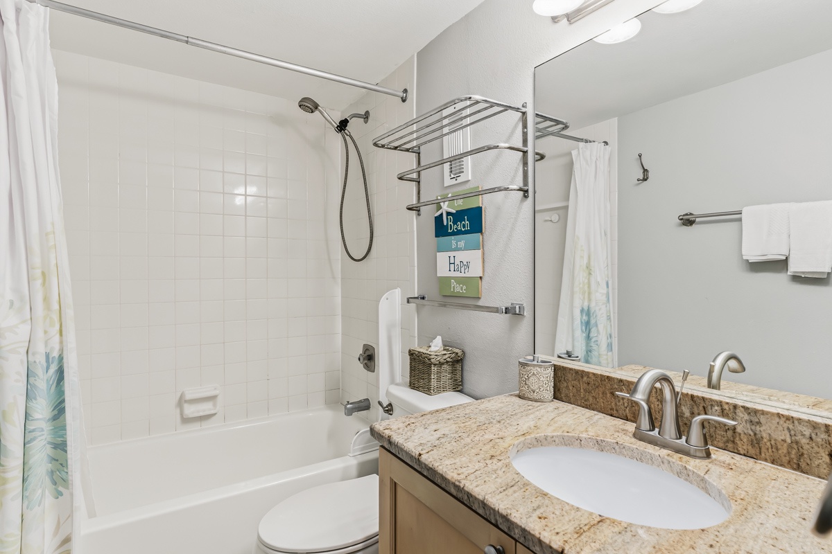 Hallway bathroom with tub/shower