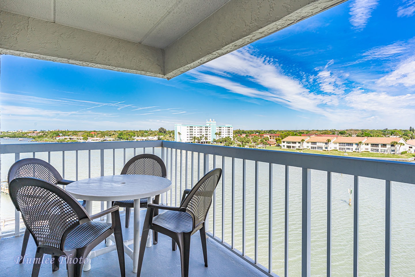 Corner balcony right on the Intracoastal Waterway.