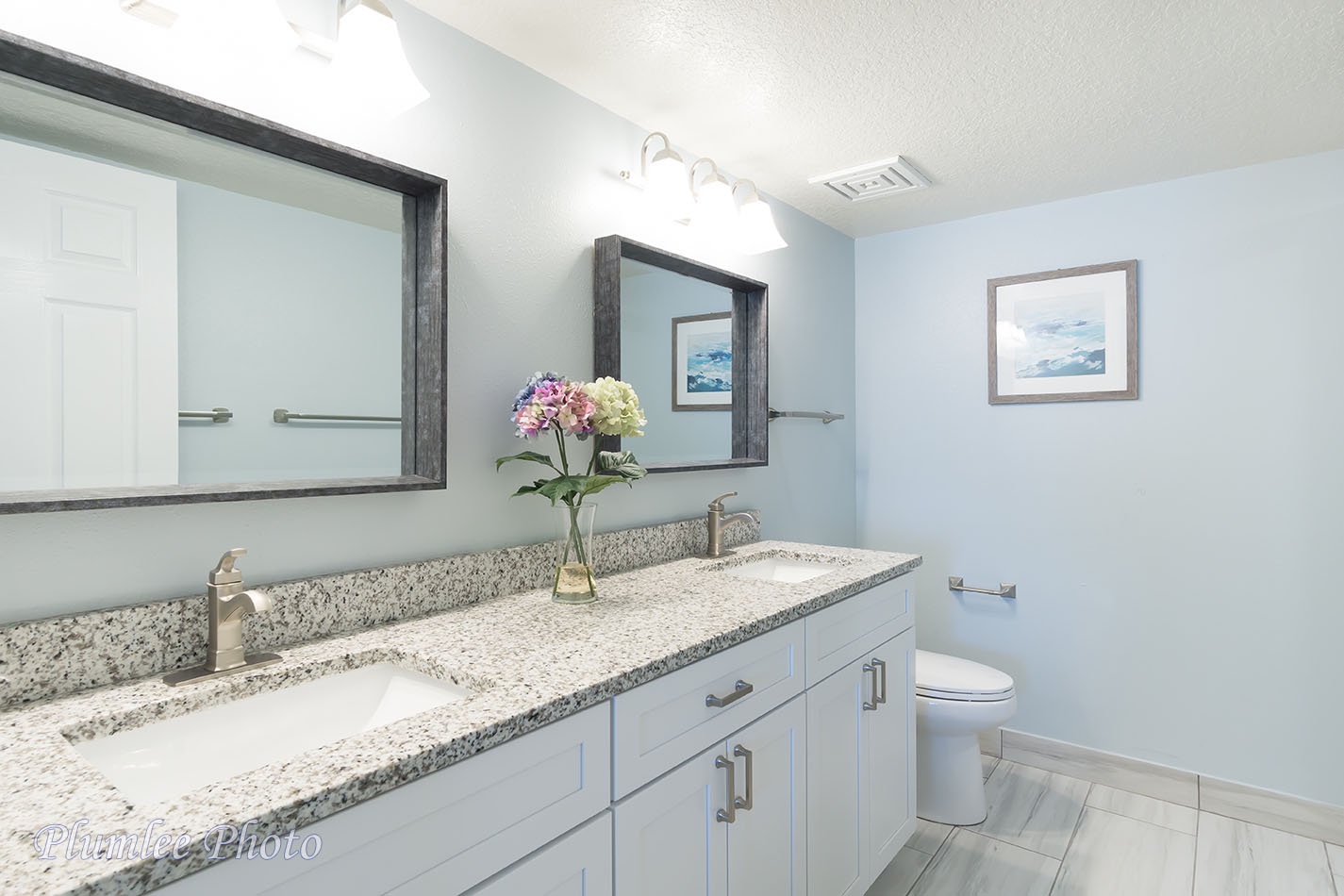 Ensuite bathroom with double sinks