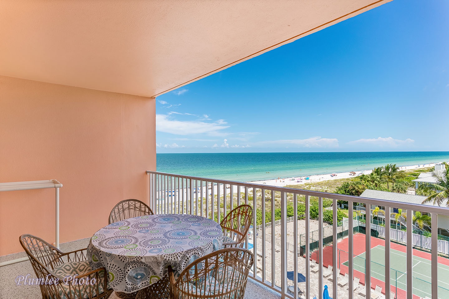 Private balcony dining