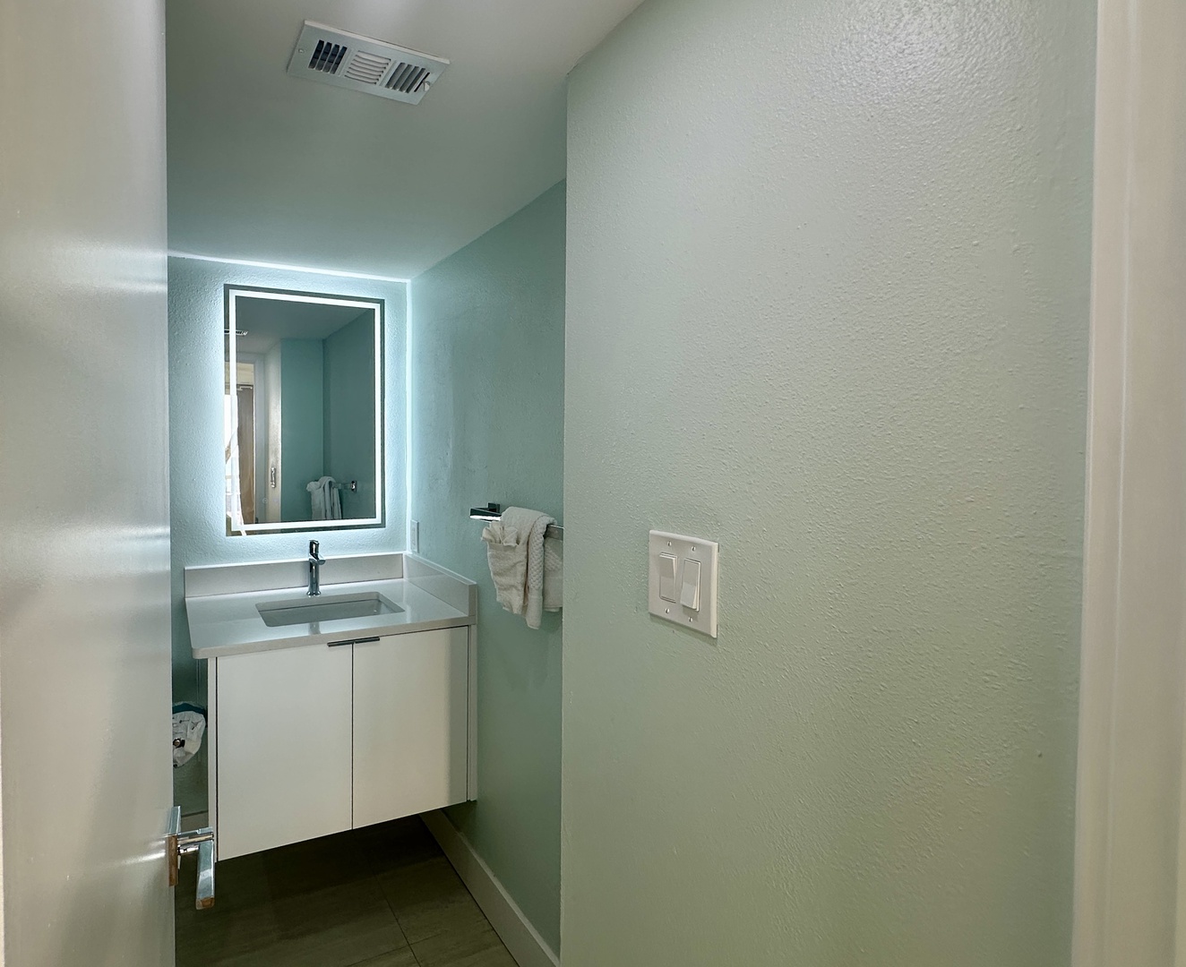 Ensuite bath in Primary bedroom