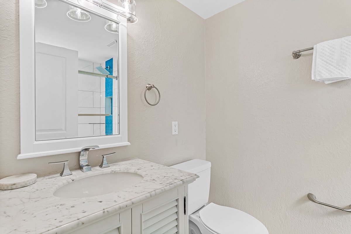 Hallway bathroom with tub/shower