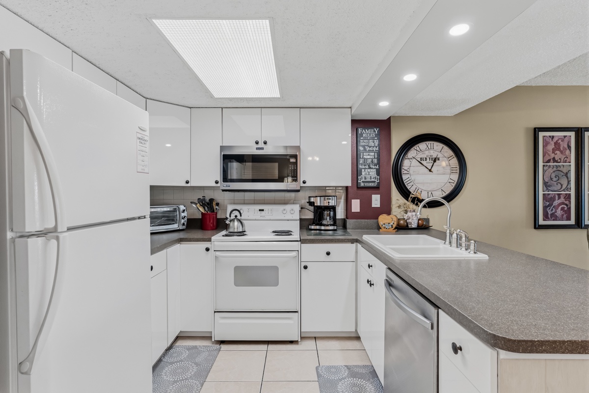 Your kitchen awaits with all the essentials for home-cooked meals—bright counters, full-size appliances, and all the space you need to feel right at home.