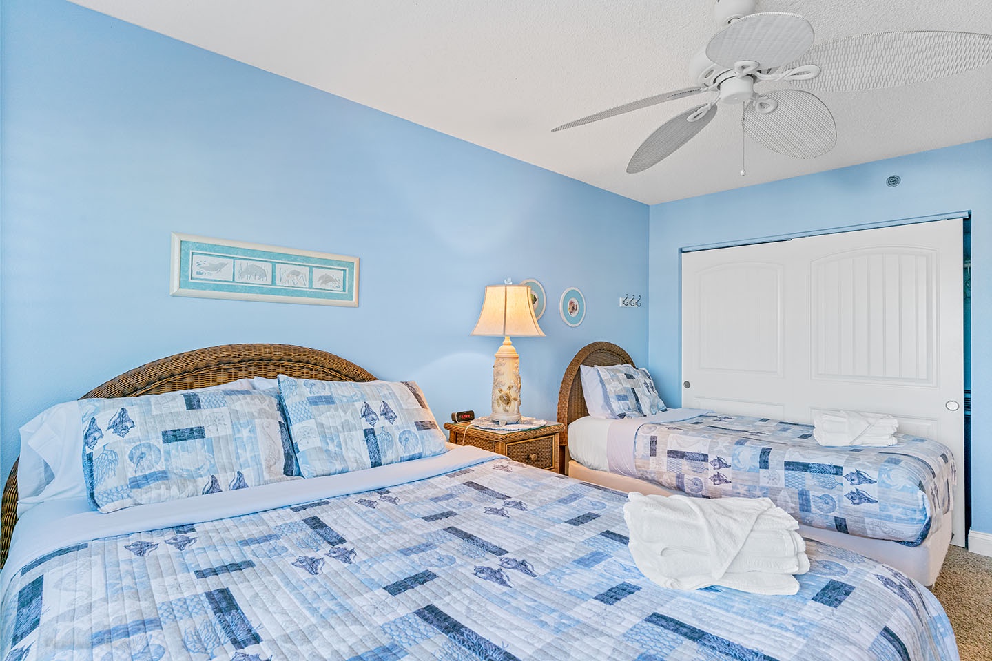 2nd bedroom with ceiling fan