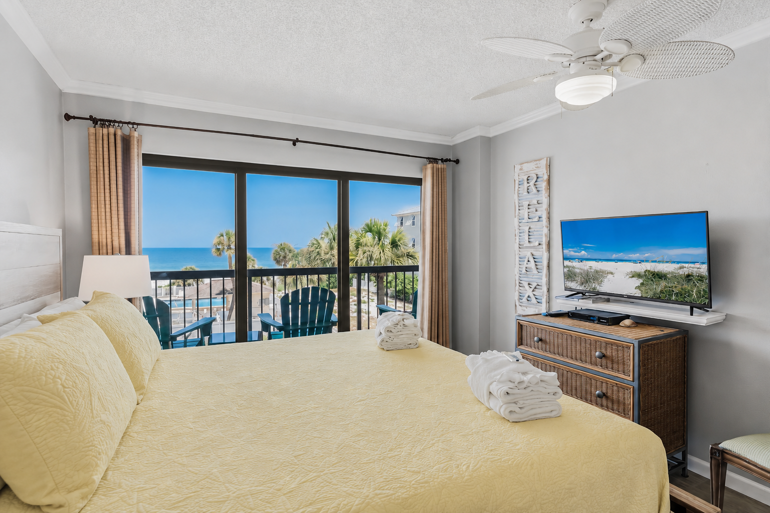 Primary Bedroom with King bed Gulf front