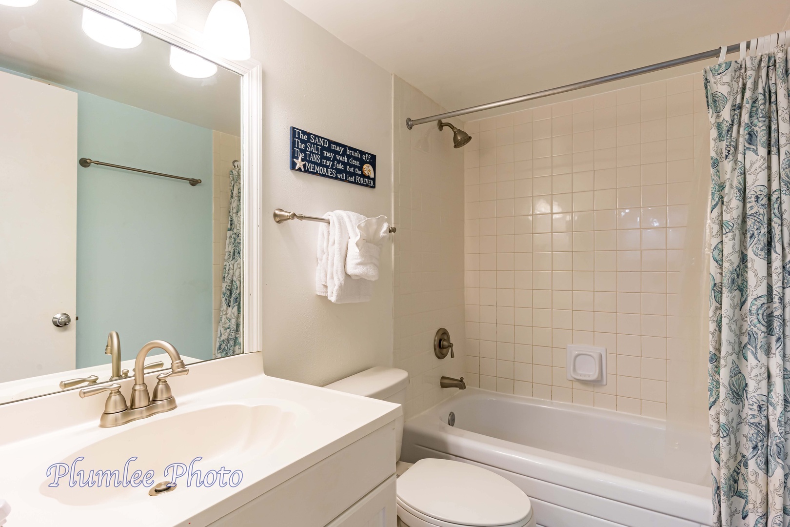 Hallway bathroom has tub/shower