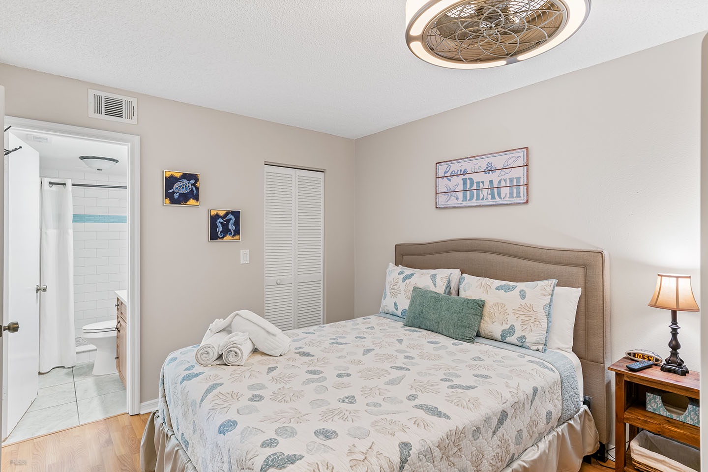 2nd Bedroom access to Hallway Bathroom.