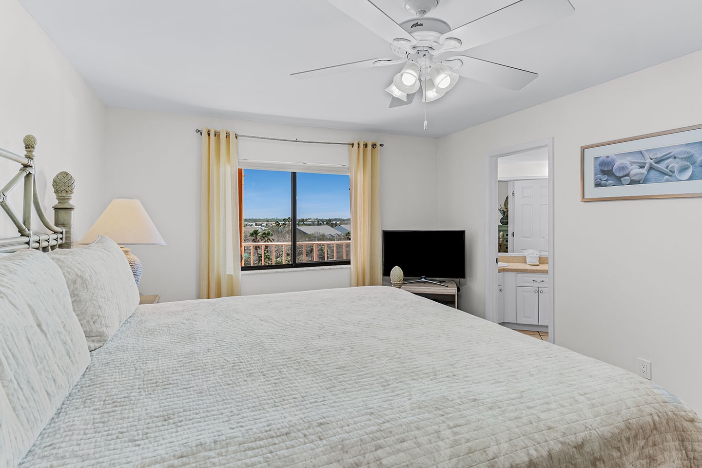 Master bedroom-King bed-fan-TV-The View!