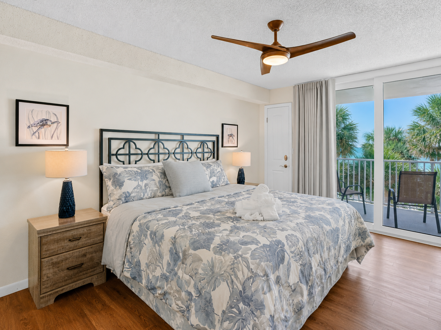 King bedroom Gulf front with access to balcony