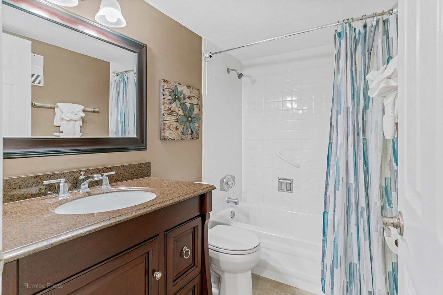 Hallway bathroom with tub/shower