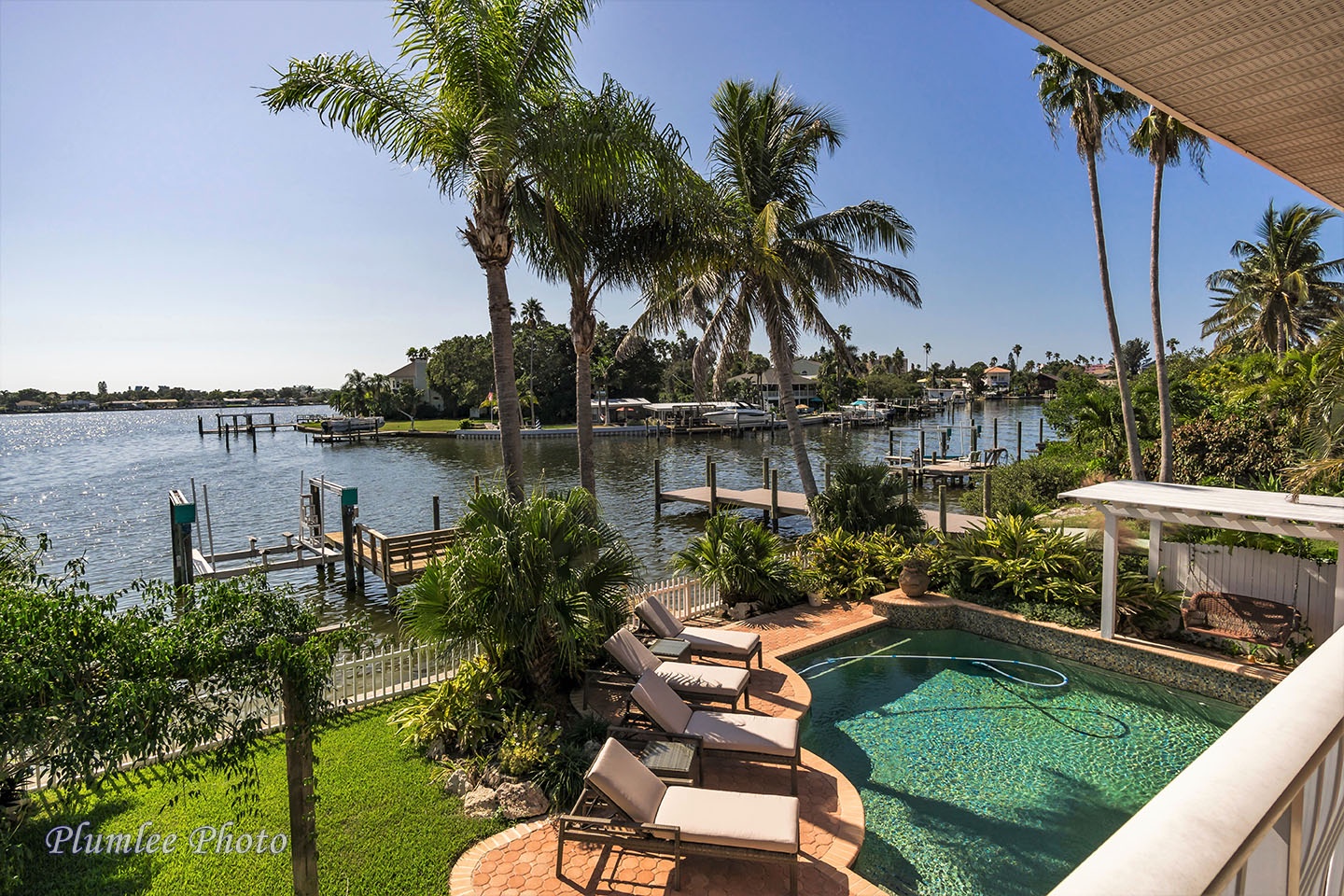 You can watch the boats go by from the 2nd floor balcony.