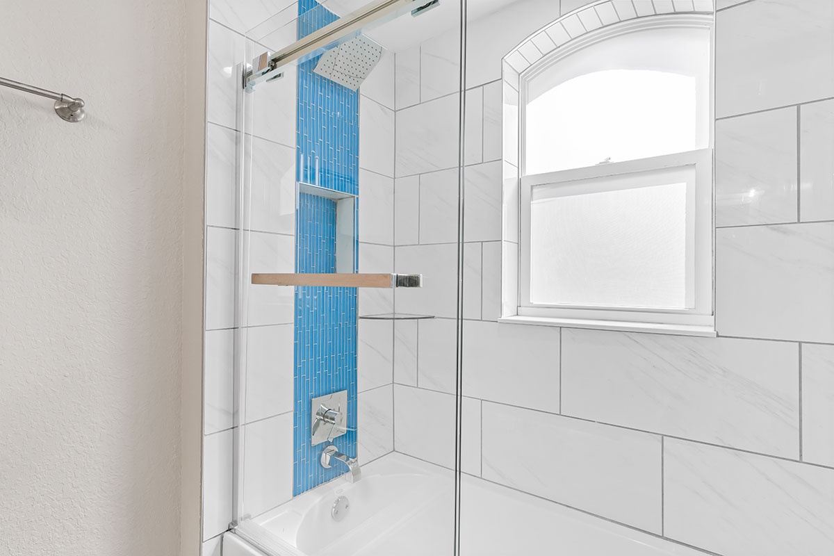 Hallway bathroom with tub/shower
