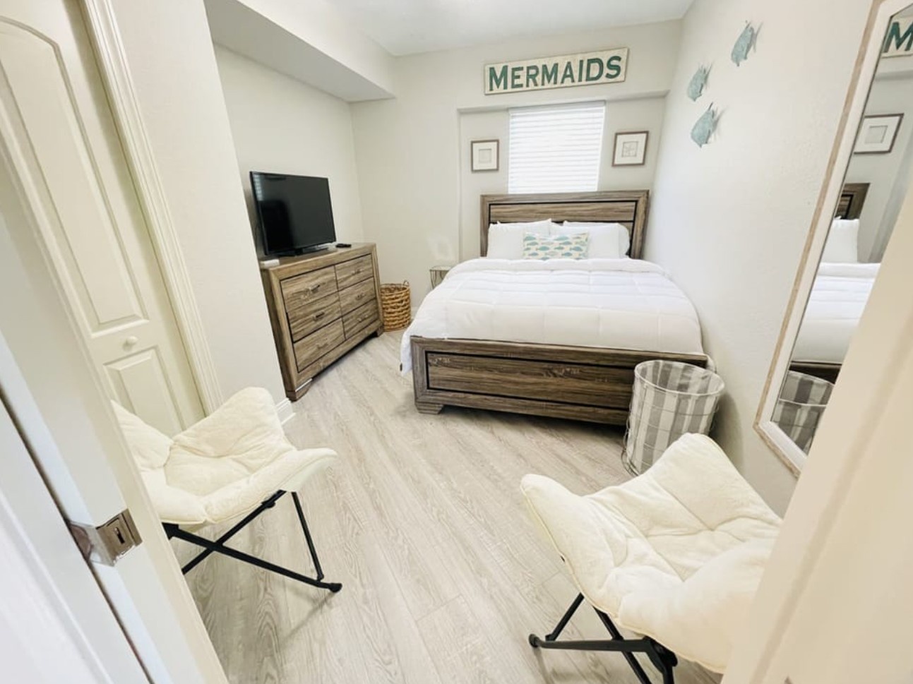 3rd bedroom with Queen bed and TV