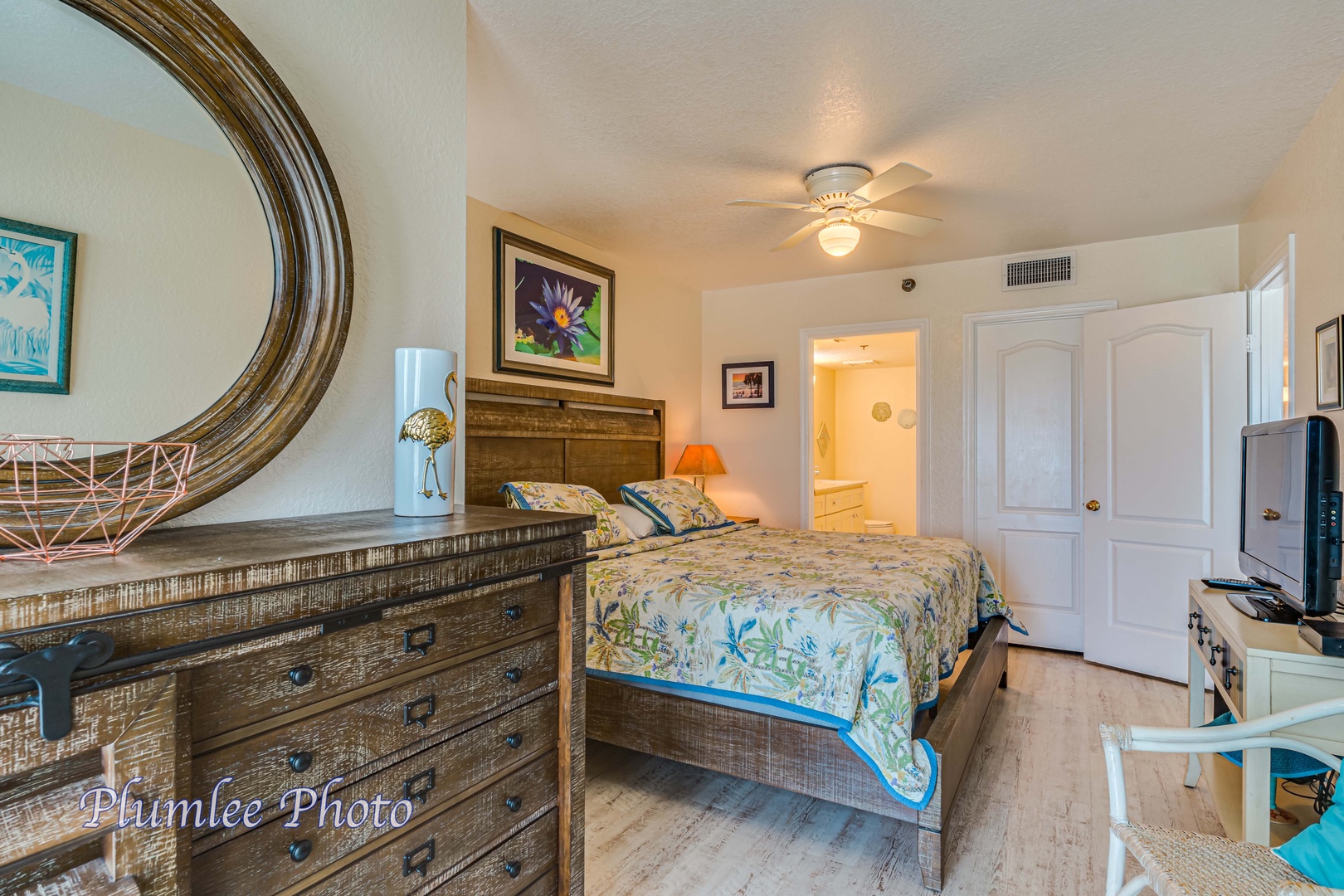 Master bedroom has ceiling fan