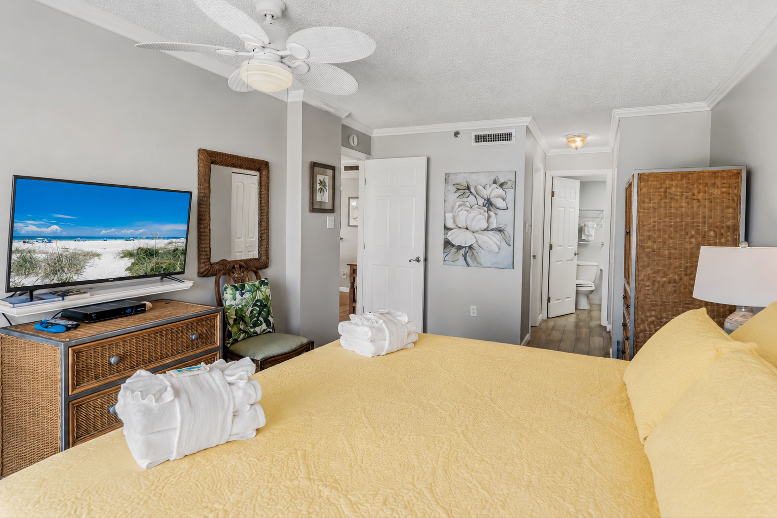 Primary Bedroom with King bed Gulf front with ceiling fan