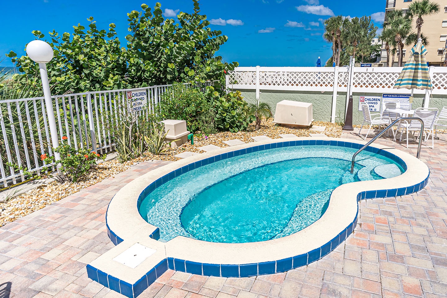 Hot tub with room for friends