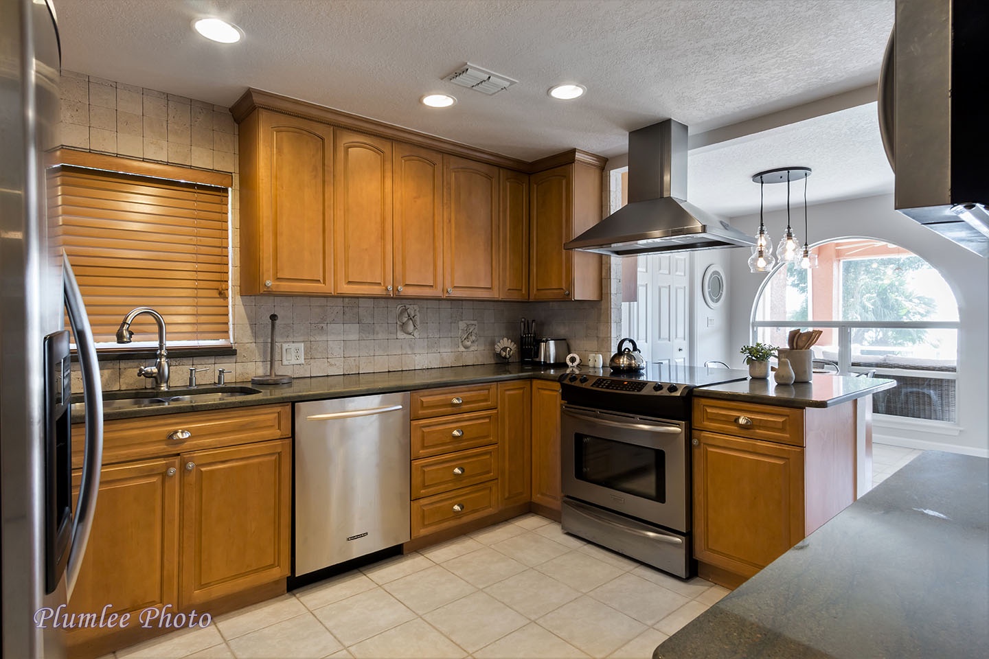 A fully equipped kitchen is ready for preparing meals and snacks.