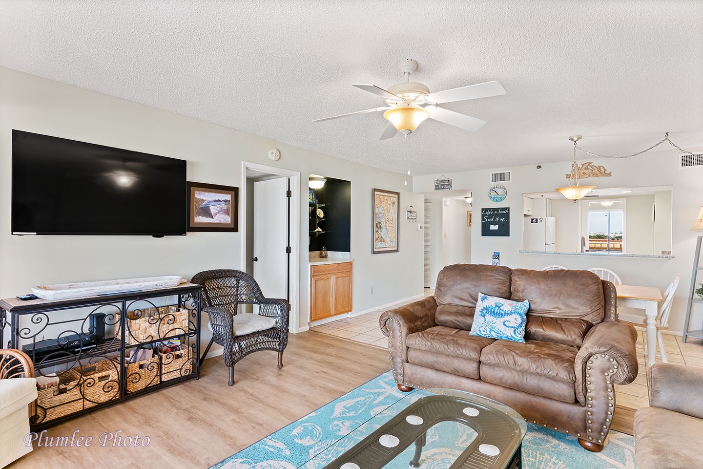 Open floor plan, solid floors and ceiling fan