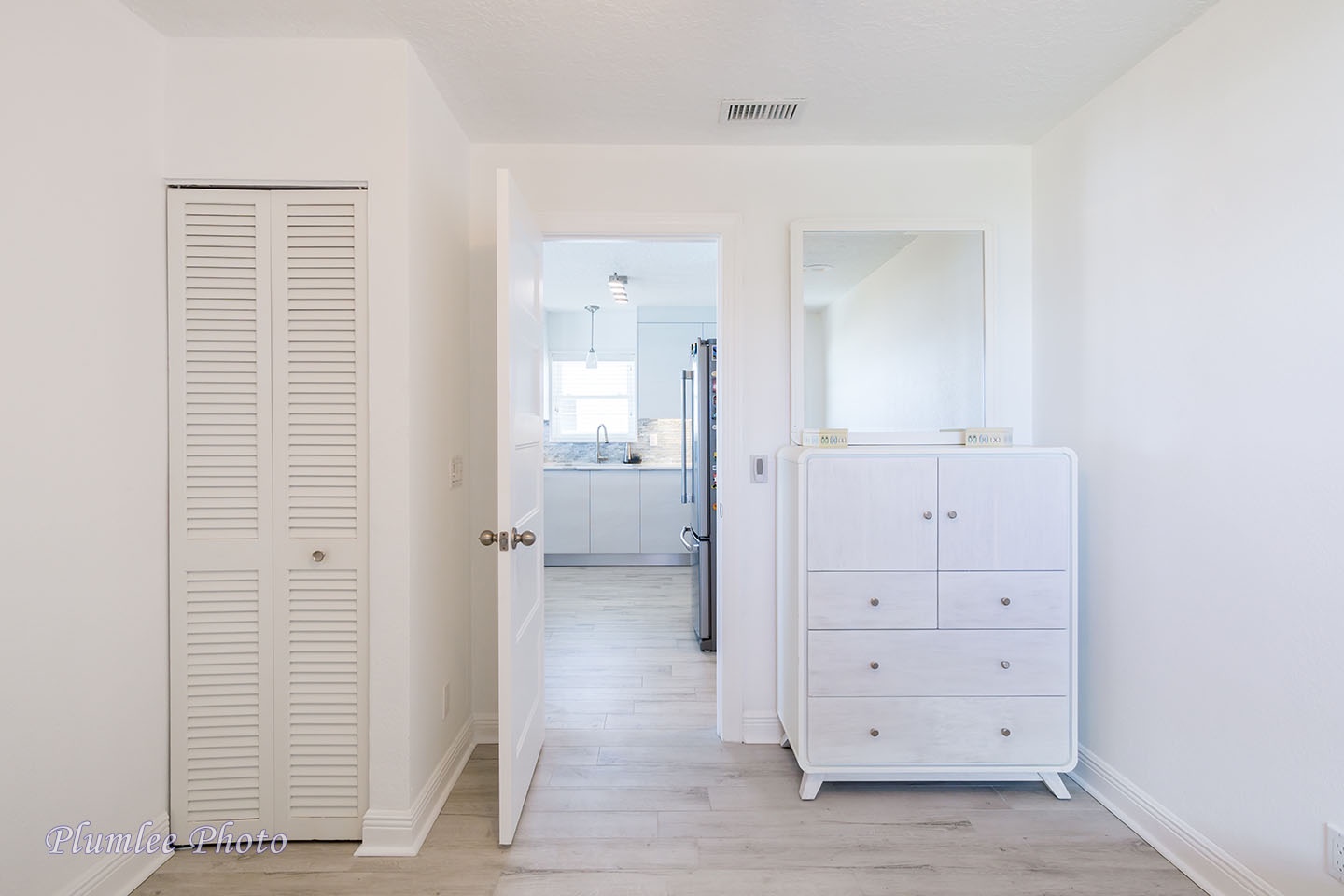 The 3rd bedroom closet and dresser.