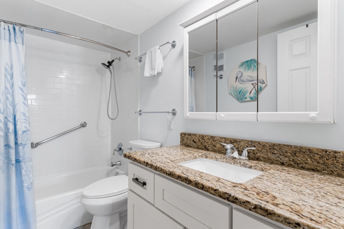 Hallway bathroom with tub/shower