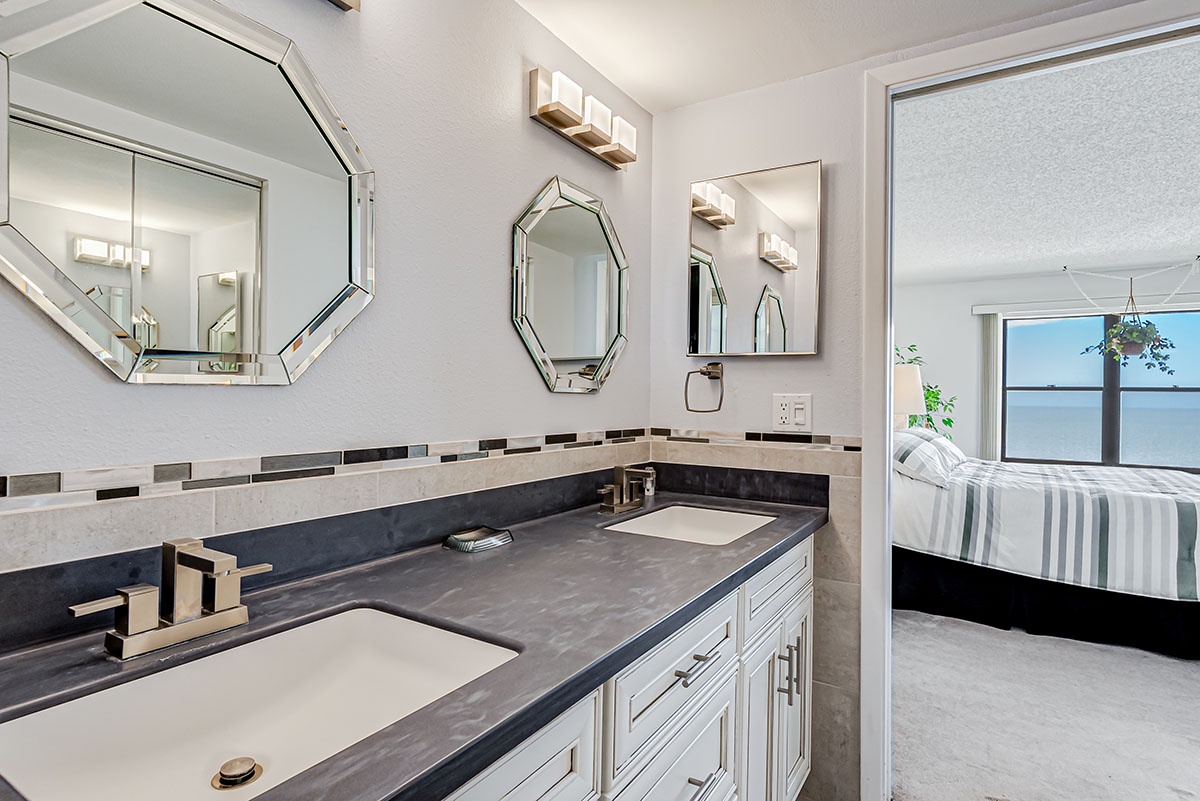 Ensuite bath in Primary bedroom