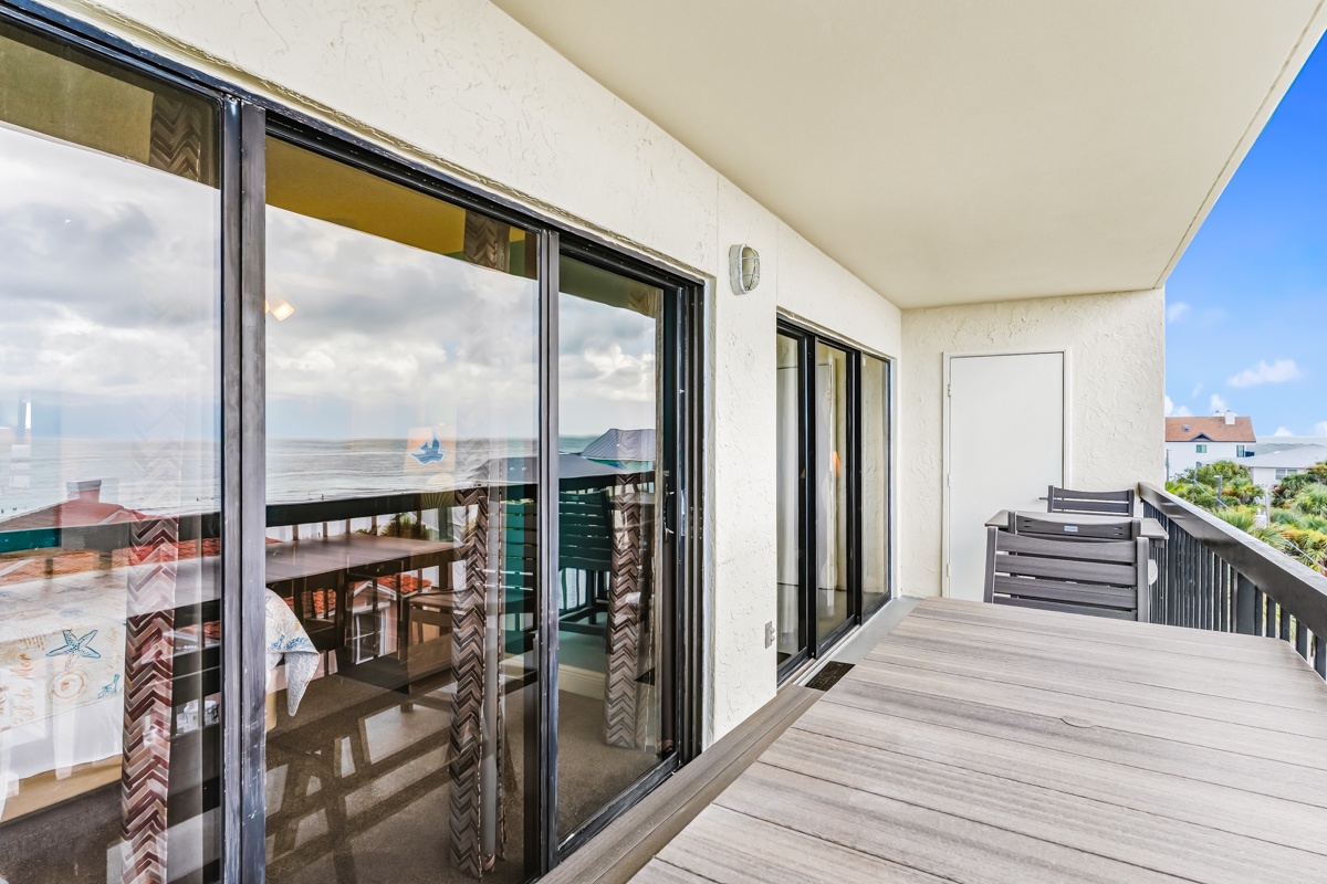 Step onto your private balcony and enjoy sweeping views of the sparkling ocean and coastal surroundings—perfect for morning coffee or sunset watching.