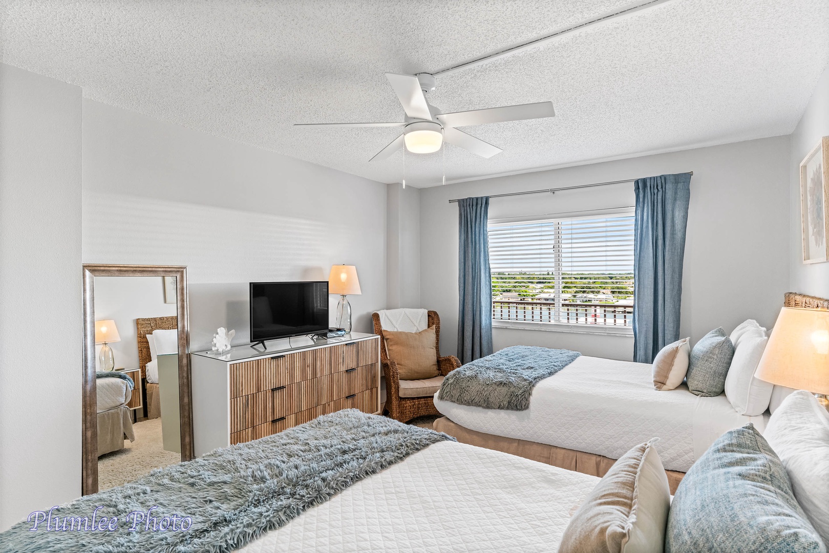Second bedroom with view of Intracoastal