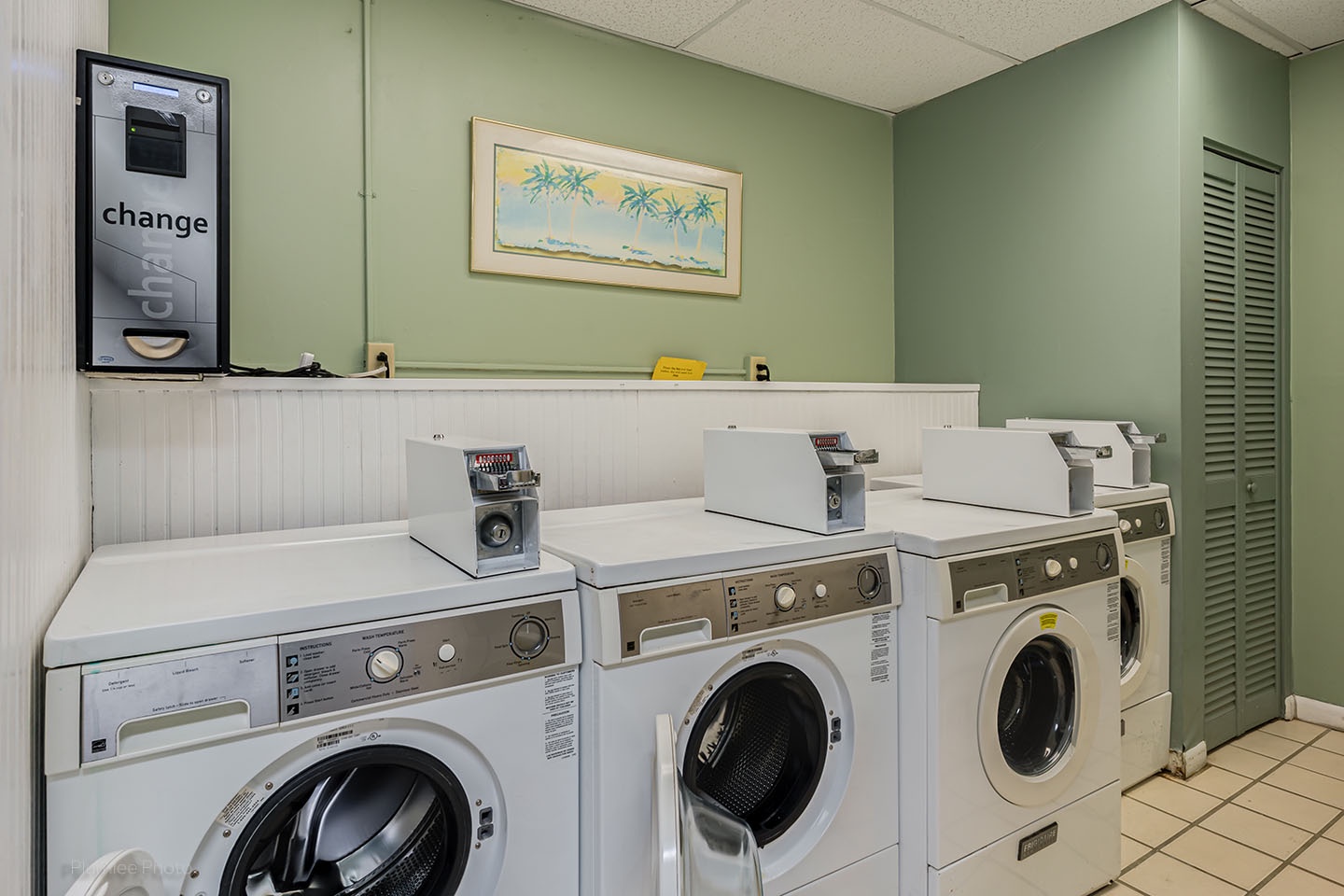 Laundry room change machine