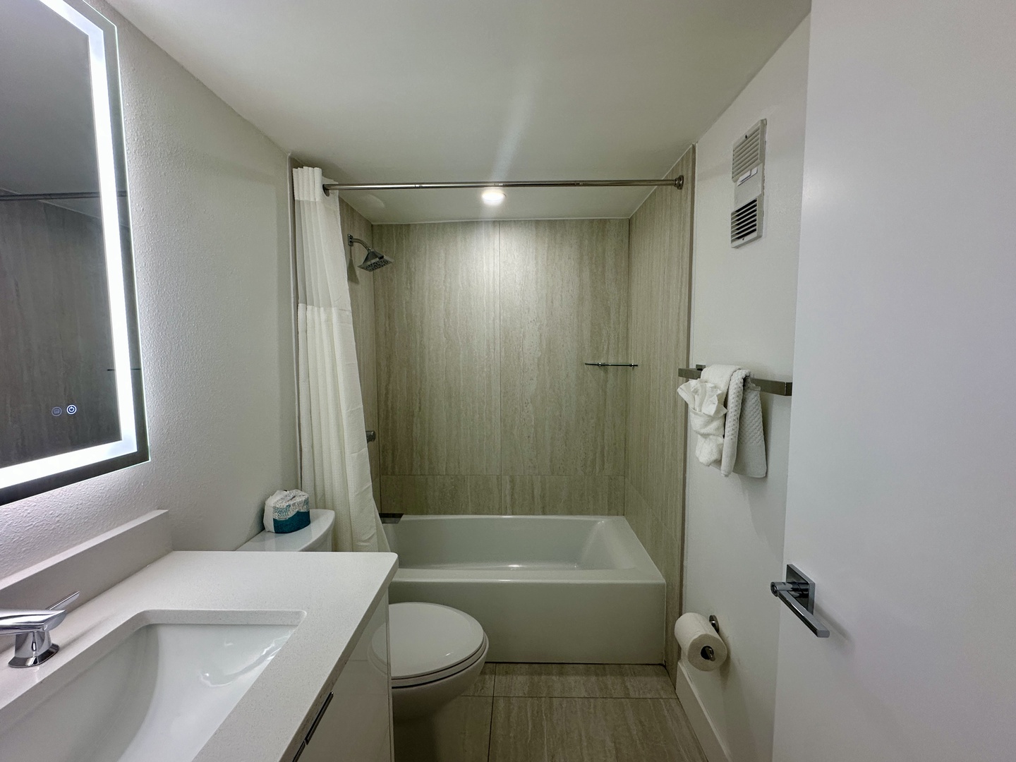 Hallway bathroom with tub/shower