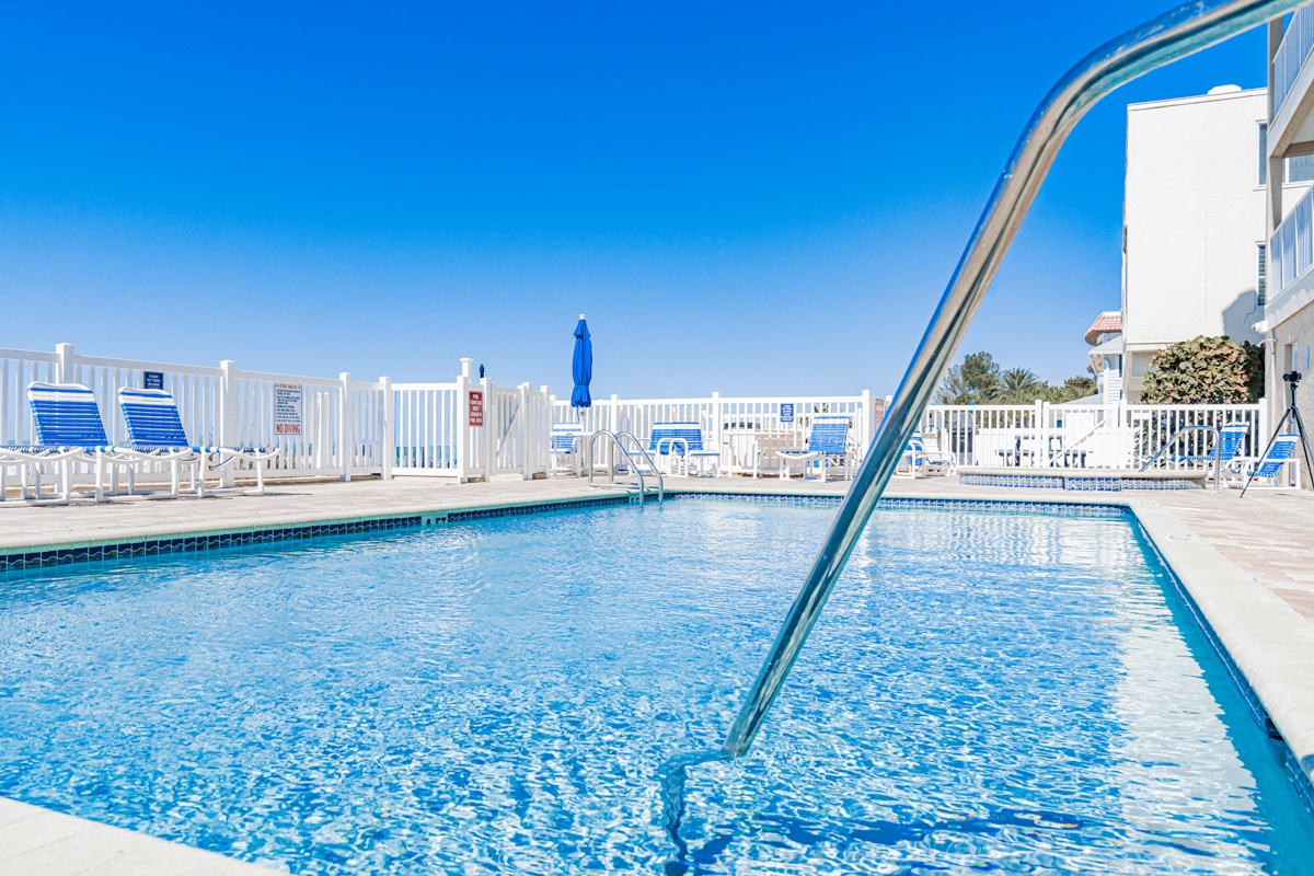 Sparkling pool to cool off from your day in the Sun