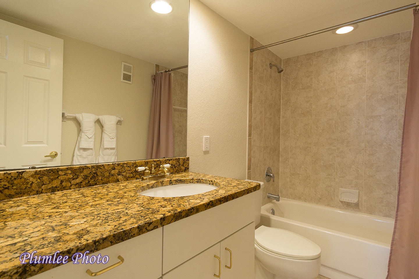 Hallway bathroom with tub/shower