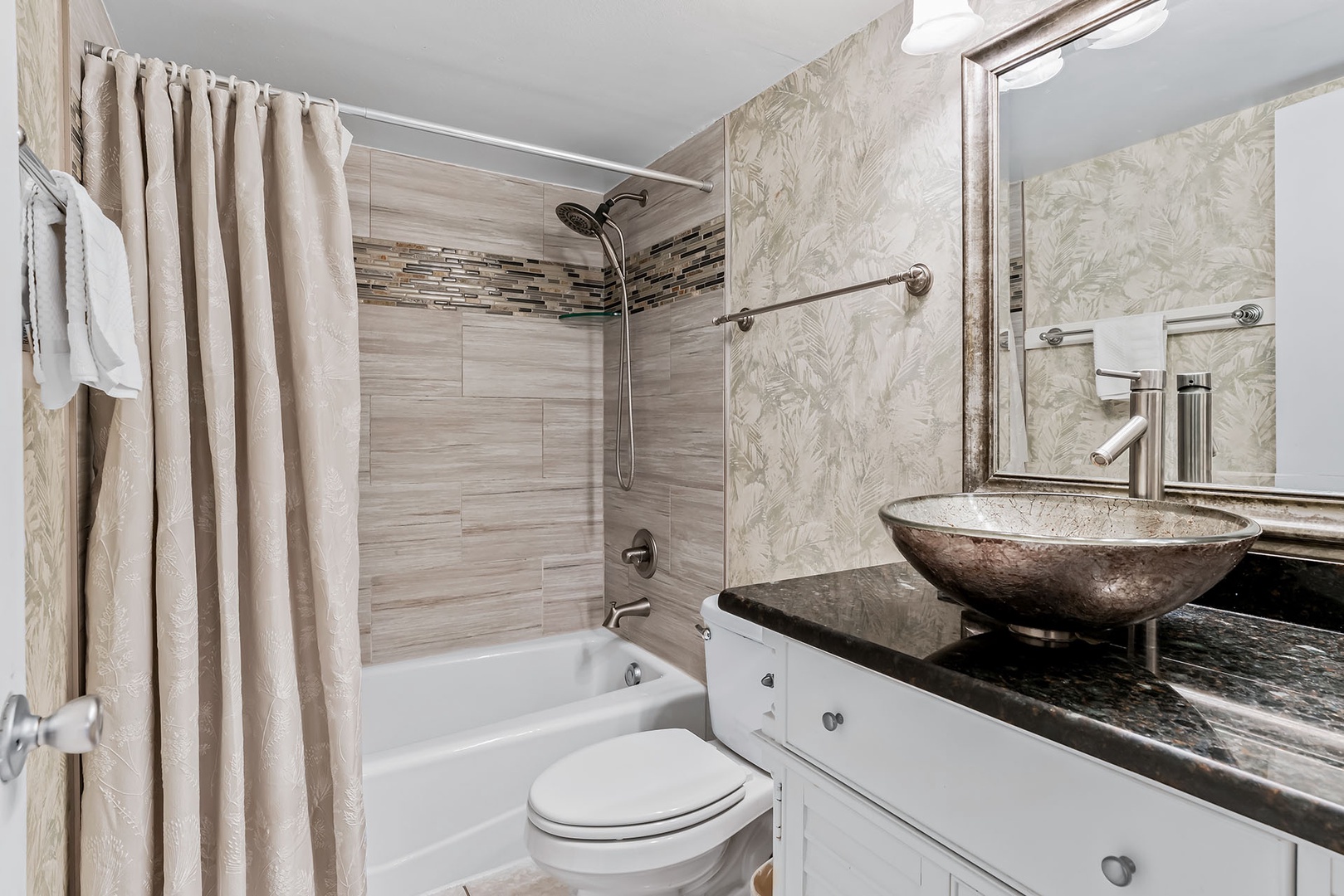 Hallway bath with tub/shower