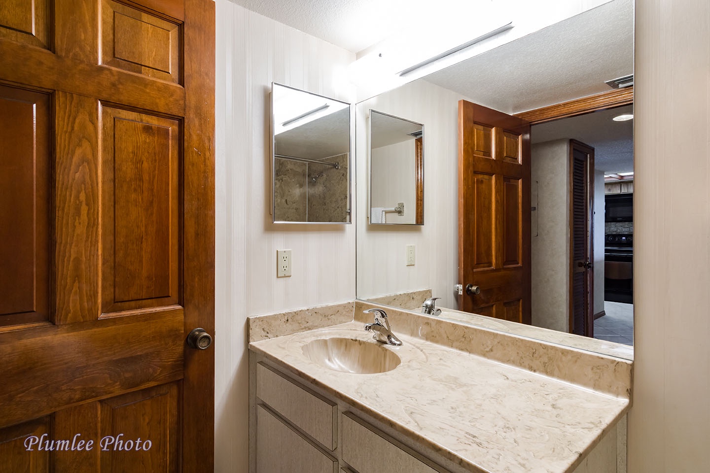 The vanity area of the 2nd bathroom.