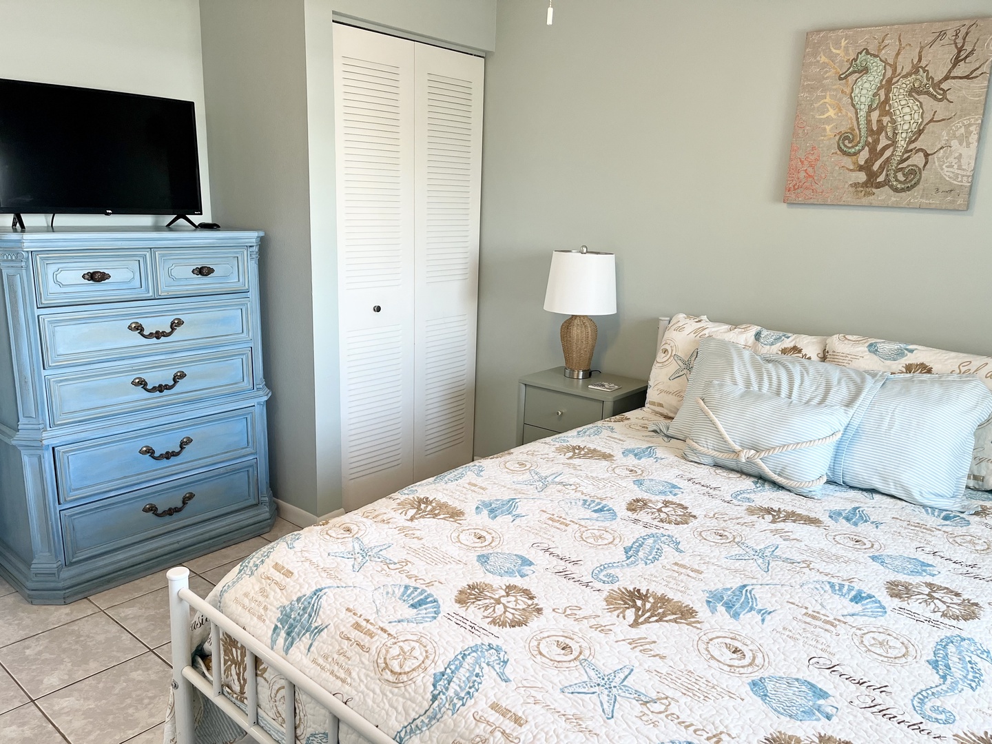 3rd bedroom has ceiling fan and TV