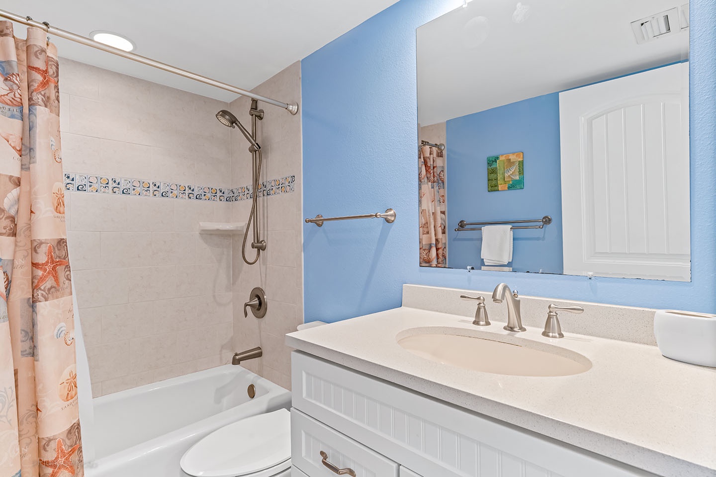 Hallway bathroom with tub/shower